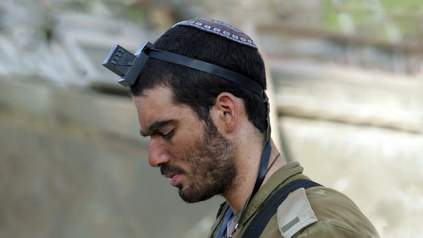 Тфилин и филактерия. Коробочка на голове у евреев. Что такое тфилин у евреев. Евреи с коробкой на голове. Тфилин и талит.