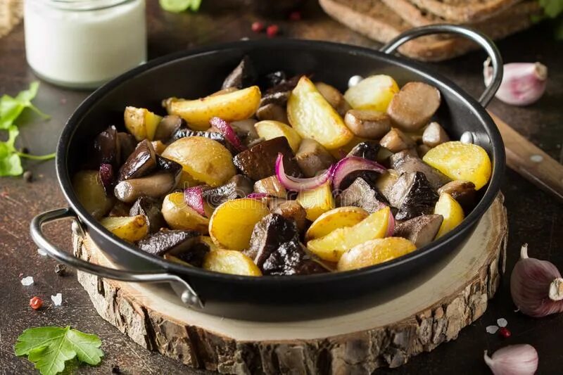 Деревенская сковорода рецепт. Жареный картофель с лесными грибами. Жареная картошка с лесными грибами. Картошка с лесными грибами на сковороде. Деревенская сковорода блюдо.