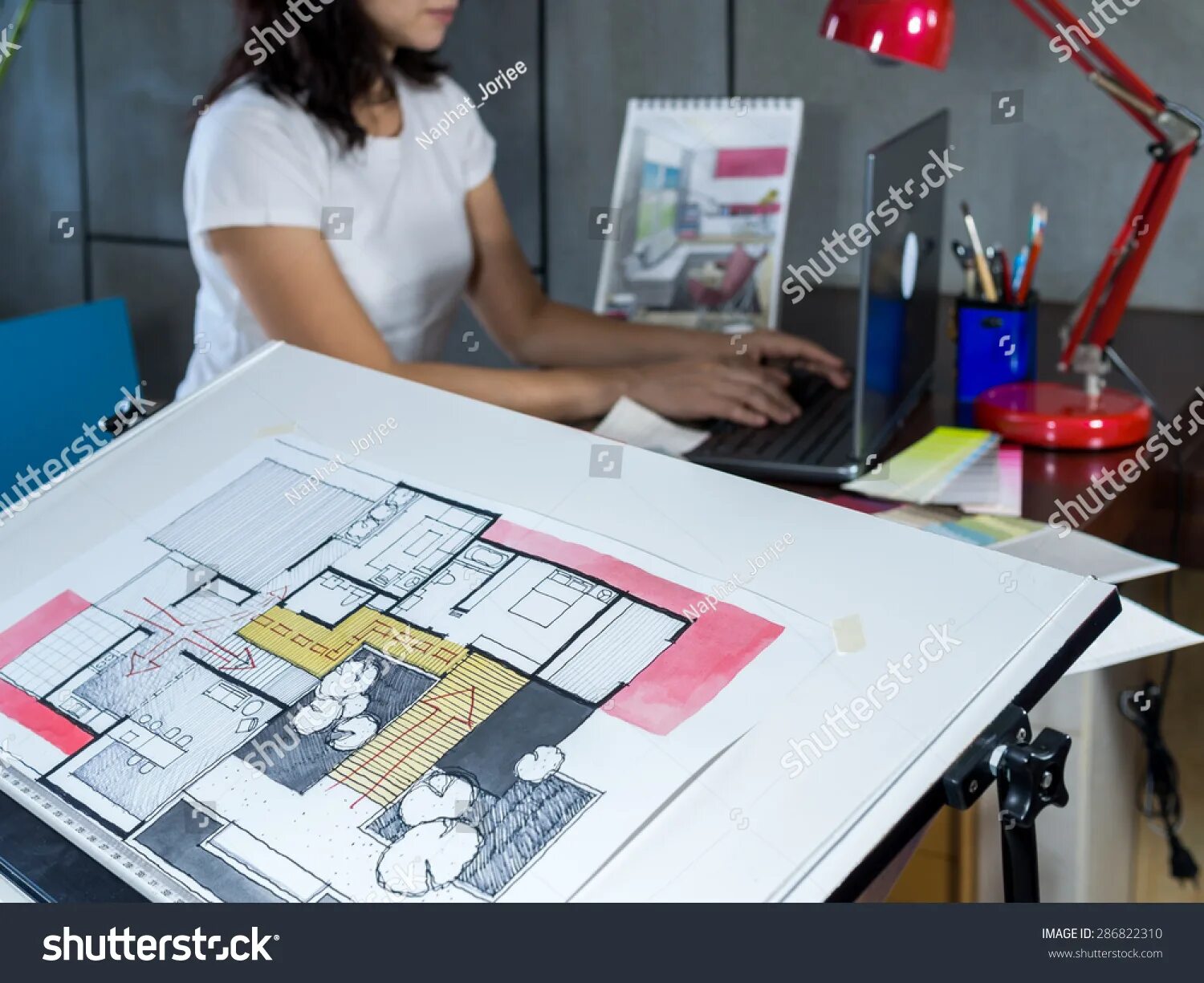 Дизайнер. Дизайнер интерьера профессия. Дизайнер с клиентом. Дело дизайн. Девушка дизайнер интерьера.