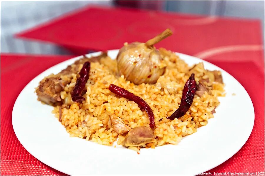 Рис для плова с зирой и барбарисом. Плов из баранины. Плов с зирой и барбарисом. Зира для плова. Узбекский плов с зирой и барбарисом.