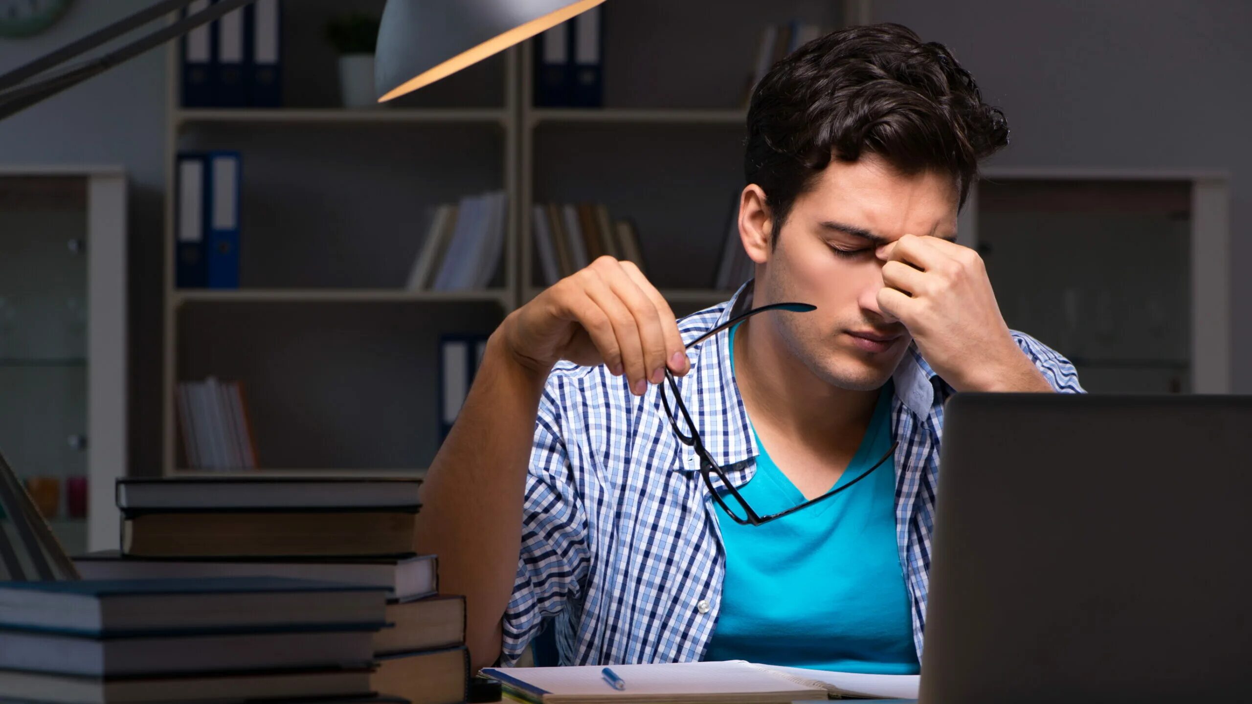 Stressed student. Человек готовится к экзамену. Студент готовится к экзамену. Стресс из за компьютера. Стресс у студентов.