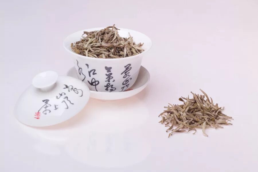 Бай хао. Бай Хао Инь Чжень (серебряные иглы). Инь Чжень чай. Чай белый «Великий золотой Инь Чжэнь». Чай бай Хао Инь Чжень авиа.