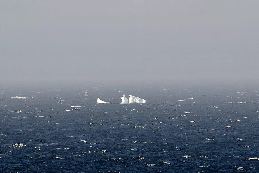 Набежавший туман скрыл от нас японское. Туманный храм китай. Скрывающий туман. Набежавший туман скрыл от нас. Набежавший туман скрыл от нас японское судно фонарик подвешенный.