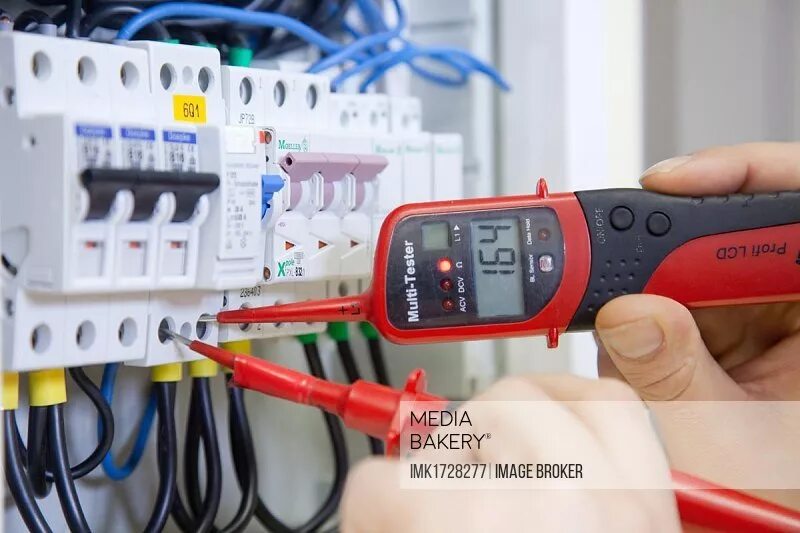 Релейная защита электрических сетей. Электролаборатория этл 10. Панель релейной защиты. Монтаж телекоммуникационного оборудования. Серверное оборудование.