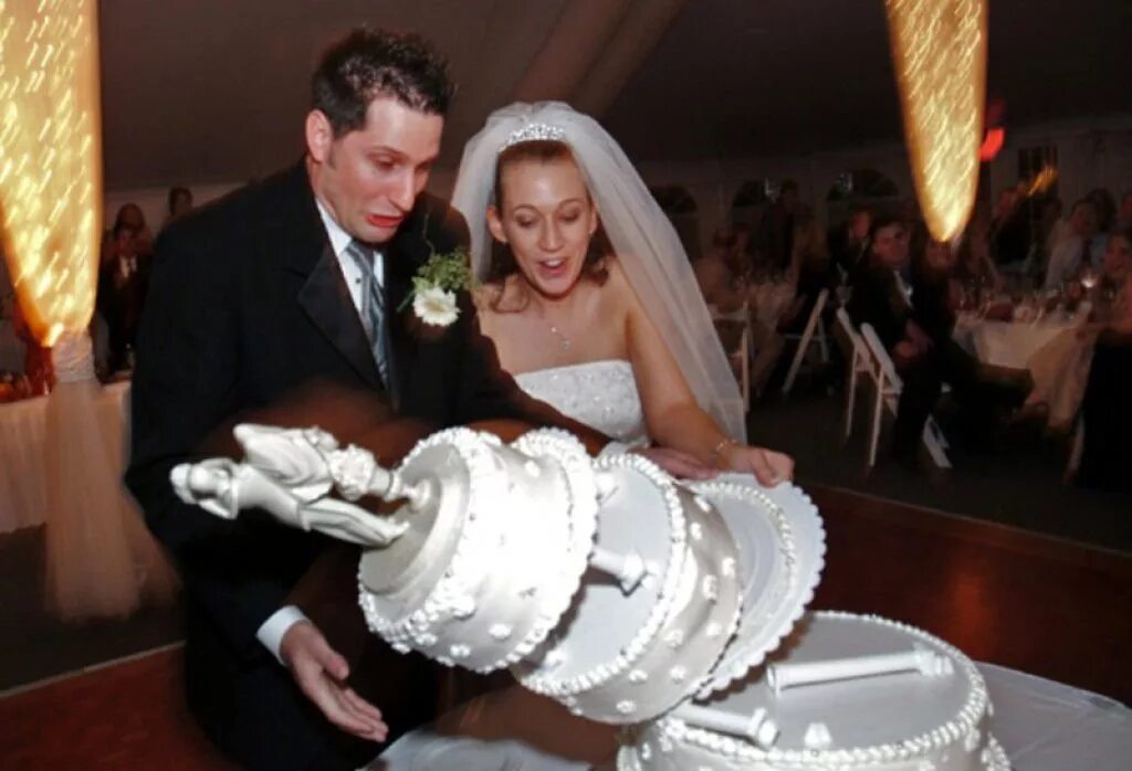 Неудачное замужество. Неудачные торты на свадьбу. Неудачные Свадебные фотосессии. Неудачные Свадебные торты. Уронили свадебный торт.