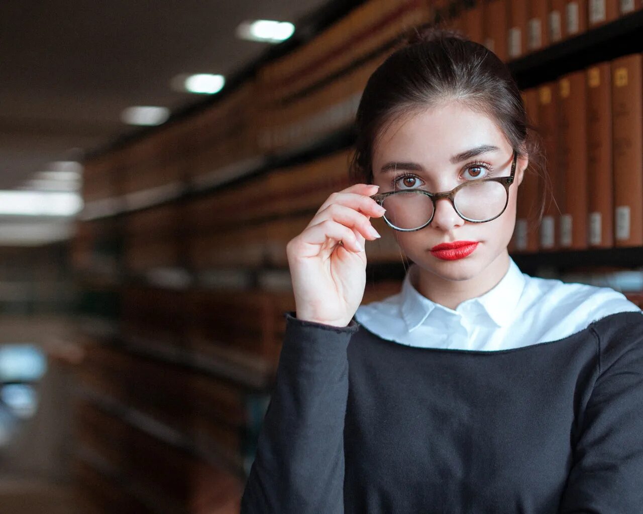 Девушка которая живет. Умная девушка в очках. умная женщина. ученица в очках. серьезная умная девушка.