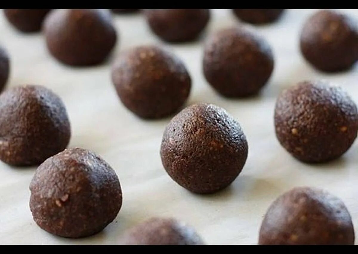 Печенье с шоколадными шариками. Конфеты шоколадные круглые шарики. Круглые шоколадные шарики. Печенье шарики в шоколаде.