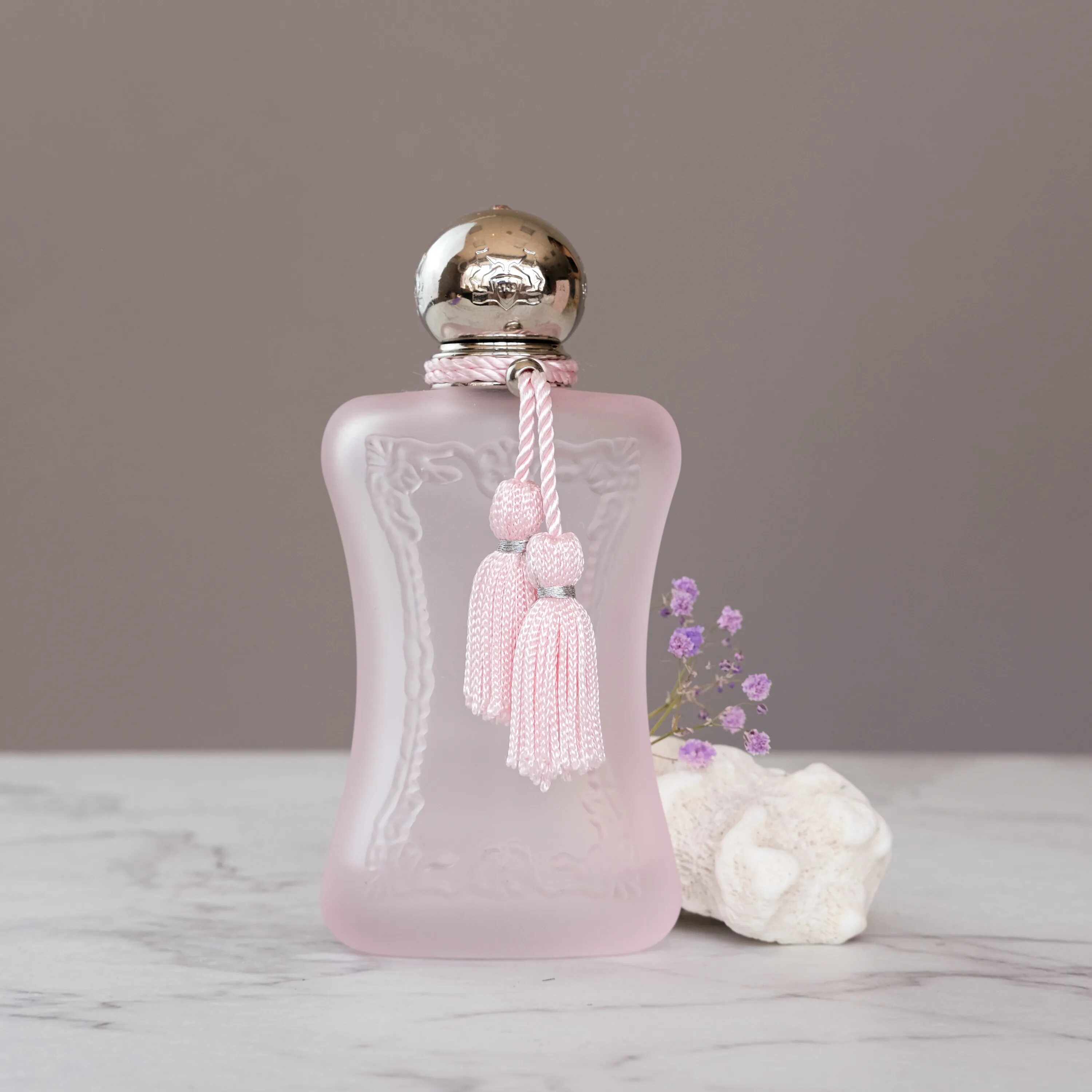 Парфюм 2024 года. Парфюмерная вода Parfums de Marly delina. Parfums de Marly delina жен парфюмерная вода 75мл. Parfums de Marly delina вуаль для волос. Духи Делина от Марли розовый флакон цена.