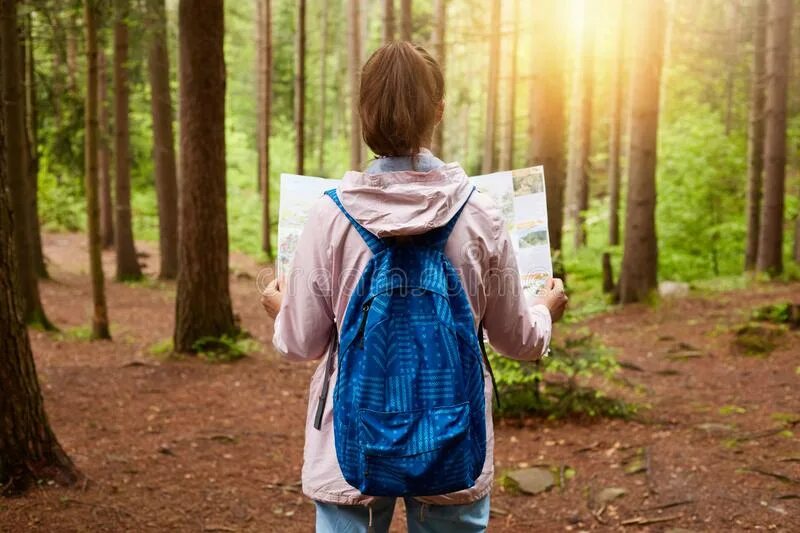 Лес одет. Туристы в лесу. девушка турист в лесу. карта туриста в лесу. турист с картой в руках.