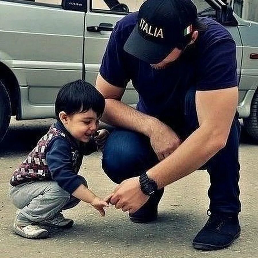 Кавказские дети. Кавказские мужчины с детьми. Мусульманин с сыном. Мусульманский парень с ребенком.
