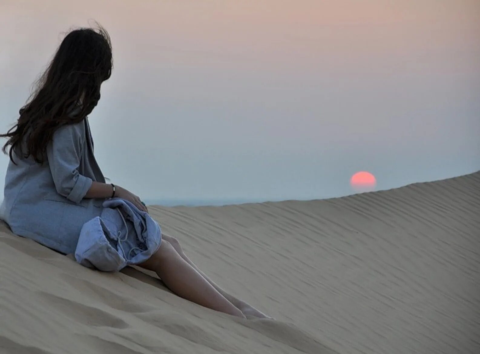 Топоча каблуками по пустынной палубе поспешно бегу. Девушка ждет. Одинокая девушка. Женщина на берегу моря. Это одиночество.