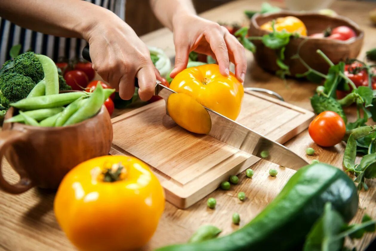 Cutting vegetables. Резать овощи. Нарезание овощей. Нарезанные овощи. Повар нарезает овощи.