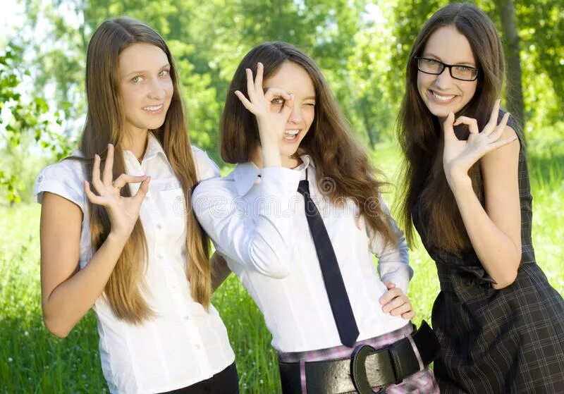 3 student girls. Популярные у студентов девушки. Турчанка девушка студентка. Красивые подруги. Фотосессия 3 девушки.