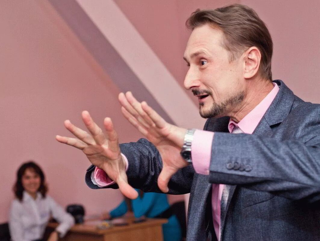 Жесты публичного выступления. Ораторские жесты. оратор жестикулирует. жесты в ораторском искусстве. жесты на выступлении.