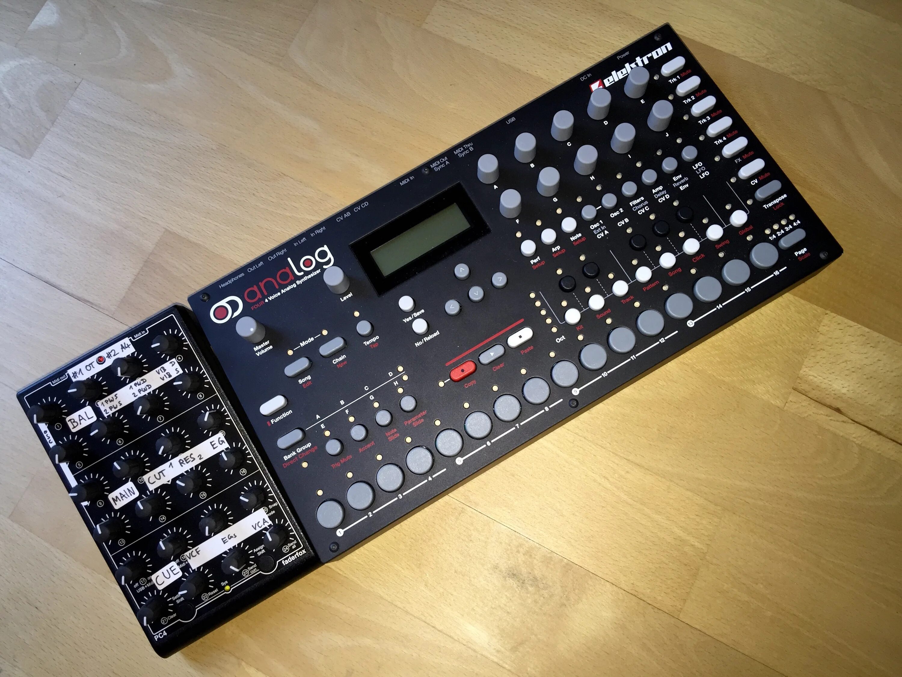 Analog four. Faderfox mx12. faderfox octatrack. faderfox rc 20. montage rack mount elektron analog four.