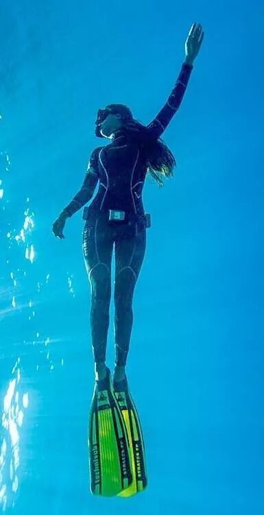 Дайвинг девушка. Девушка под водой с аквалангом. Девушки дайверы в гидрокостюме под водой.