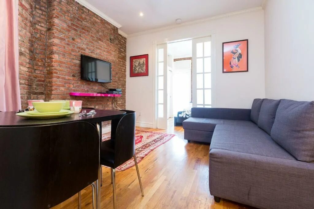 Flat 1 new. Ист-виллидж нью-йорк. квартиры в ист вилладж. an apartment a flat американский. ист вилладж нью-йорк фото.