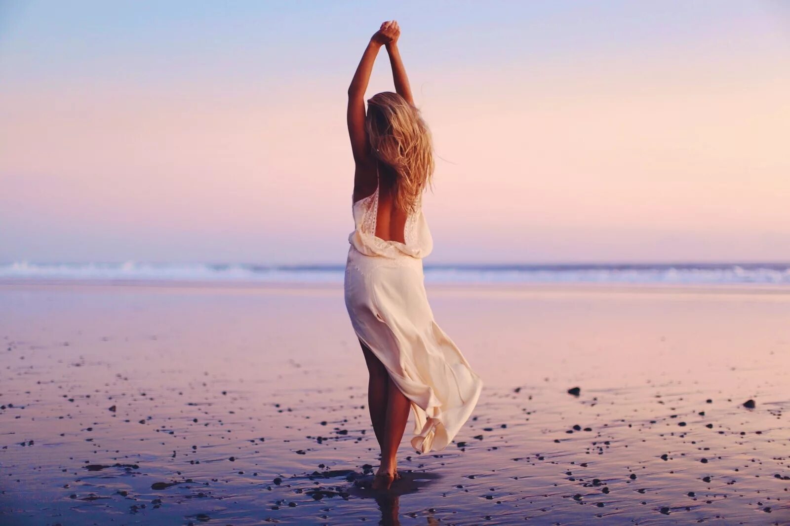 Девушка танцует под дождем. Подруги поссорились. Девушка на закате. Женщина делает назло. Одинокая и счастливая девушка.