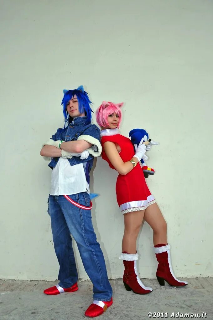 Sonic cosplay. Костюм Эми Роуз и костюм Соника. Эми Роуз из Соника аниматоры. Эми Роуз косплей. Соник косплей.