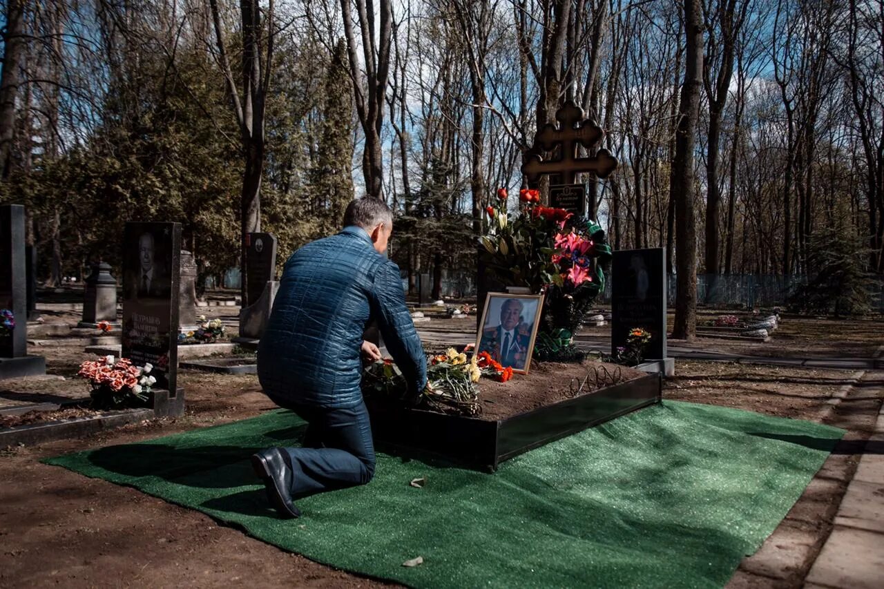 Курск похоронили. Михаила Булатова Курск. Памятник Михаила Булатова в Курске.