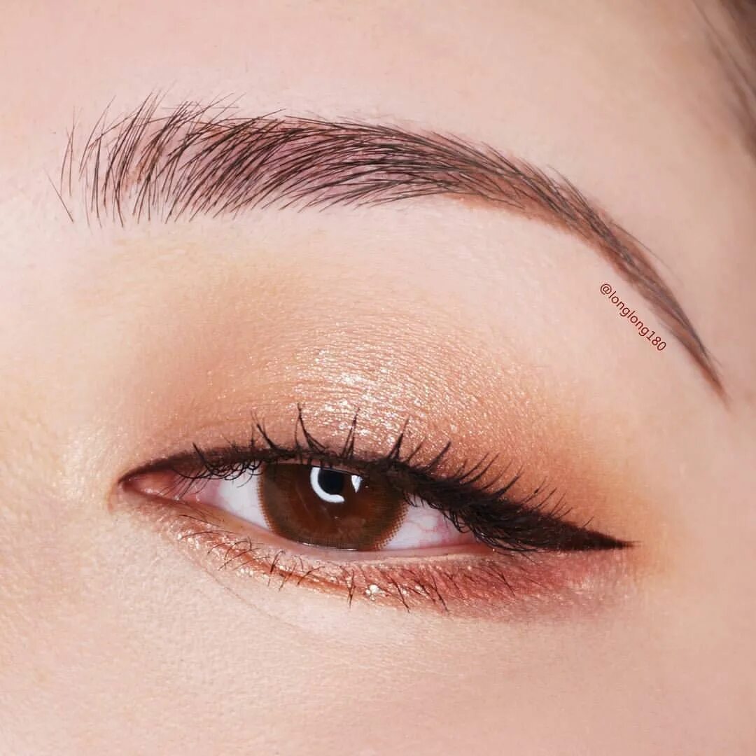 Тонкая стрелка на глазах. Маленькие стрелки на глазах. Стрелки на глазах. Персиковый макияж. Стрелки на глазах небольшие.