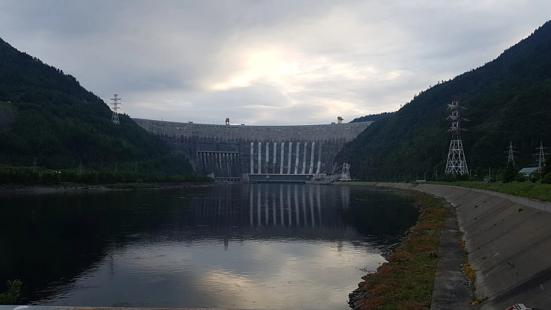 Плотина саяно-шушенской гэс. Саяно-шушенская гэс гидроэлектростанция. Саяно-шушенская гэс россия. Мощность шушенской гэс. Саяно-шушенская гэс.