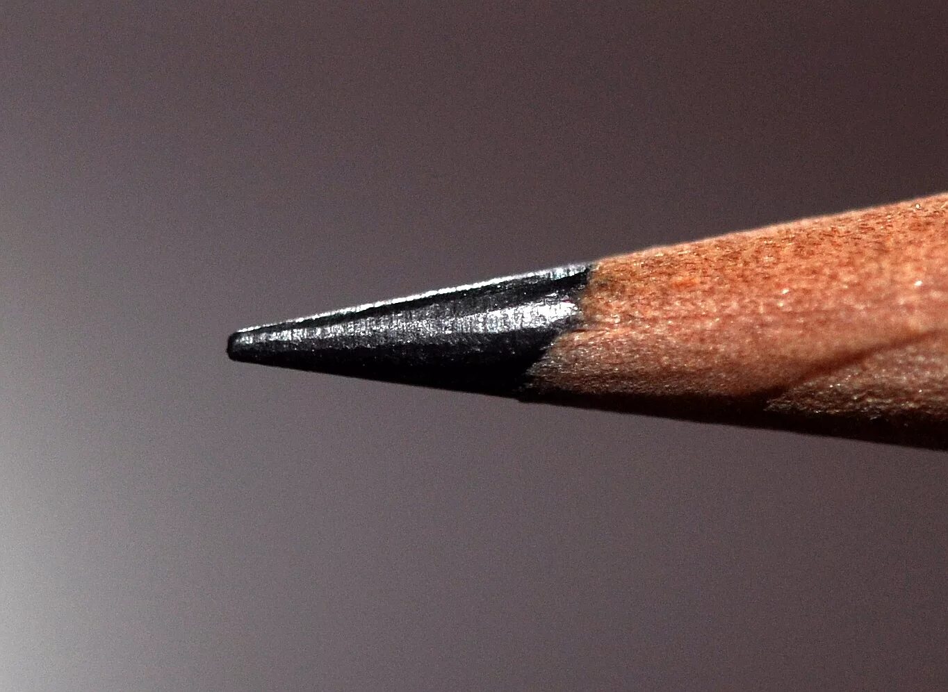 Начинка простого карандаша. Грифель карандаша. Грифель от карандаша. Стержень карандаша. Графитовый стержень карандаша.