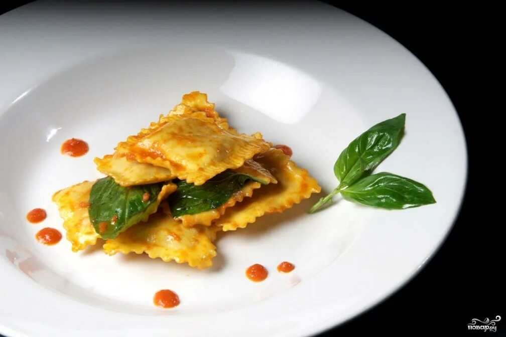 Равиоли с моцареллой в мясном соусе. Паста равиоли. Taste of basilic челябинск. Равиоли с рикоттой в томатном соусе. Равиоли с моцареллой.
