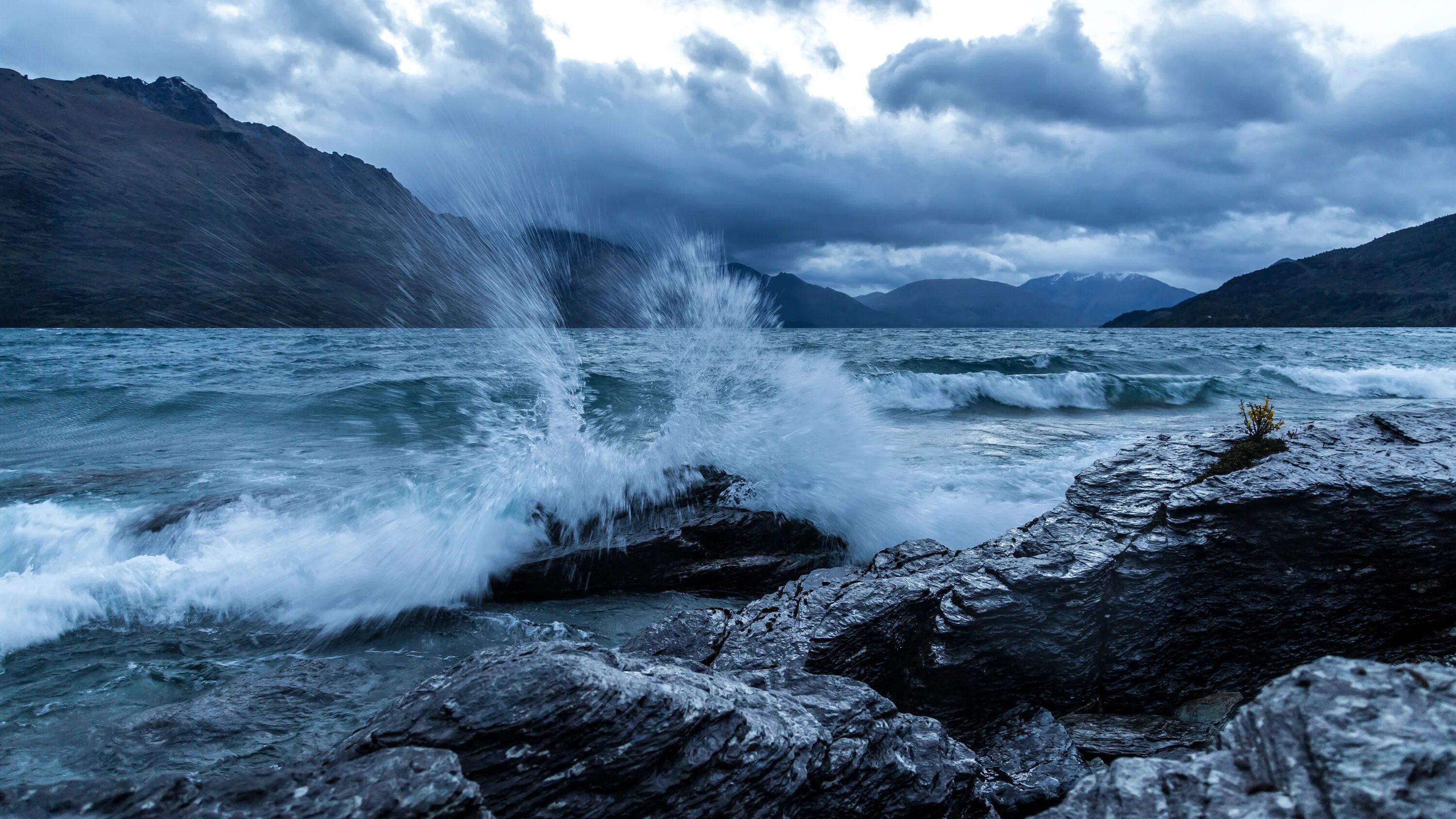 Териберка шторм. Баренцево море шторм. Скандинавия скалы шторм.