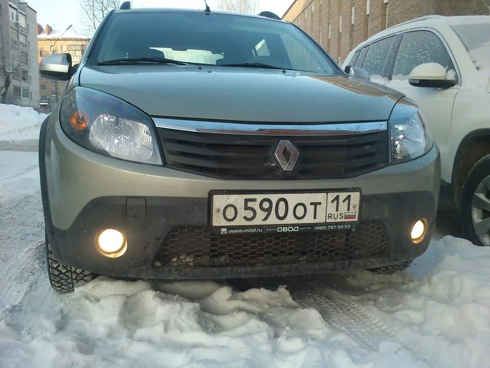 Противотуманные фары сандеро степвей. Sandero Stepway 2012 передняя защита бампера. Renault Sandero Stepway без бампера. Накладка переднего бампера Sandero Stepway 1. Губа на бампер Рено Сандеро степвей.