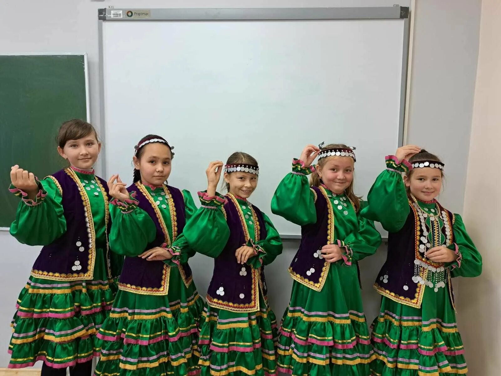 Народы башкортостана башкиры. Народы башкирии дружба уфа. Национальные костюмы народов башкирии. Башкирский национальный костюм елан. Костюмы народов башкортостана.