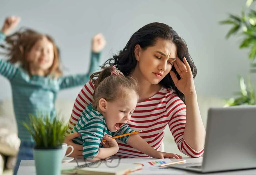 To stay at home working. Родители и дети стресс. Дети с родителями. "Дети и стресс". Стресс с детишками.