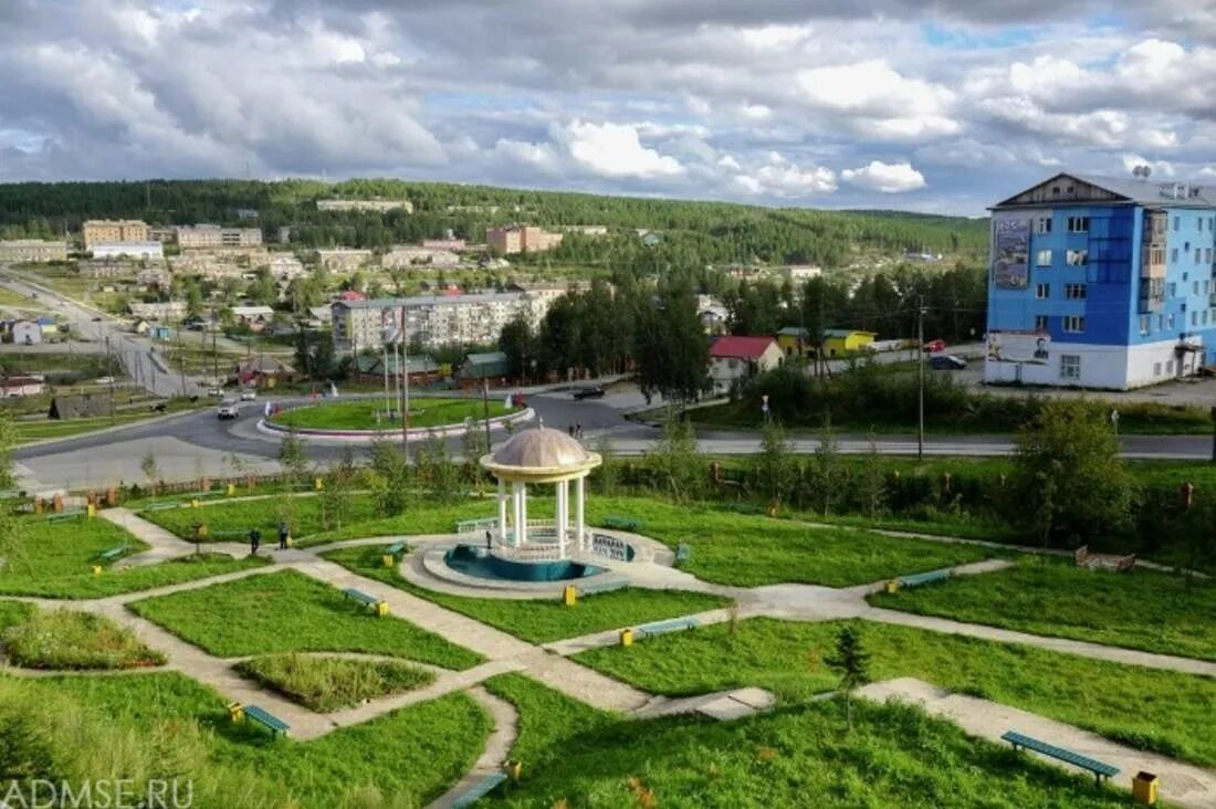 Северо-Енисейск сквер. ГП Северо Енисейский. Парк Радуга Северо-Енисейский. Североенисейский обелеск. Администрация северо енисейского района