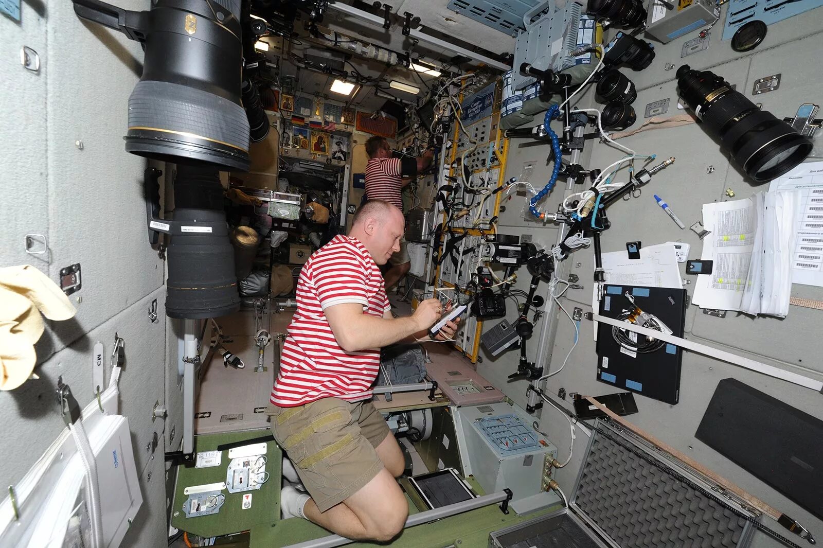 Космонавты в космическом корабле. Космонавты на мкс. Наса мкс. Камера на мкс. Космонавты на космической станции.
