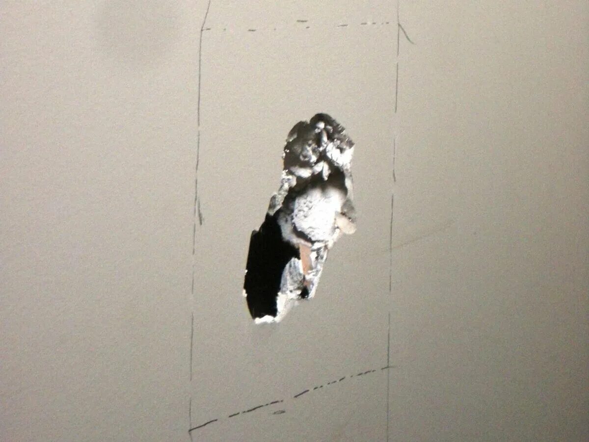 Нашла странную дыру в стене. Задекорировать дырку в стене. Обыграть дырку в стене. Закрыть дырку в стене. Декор для маскировки дырки в стене.