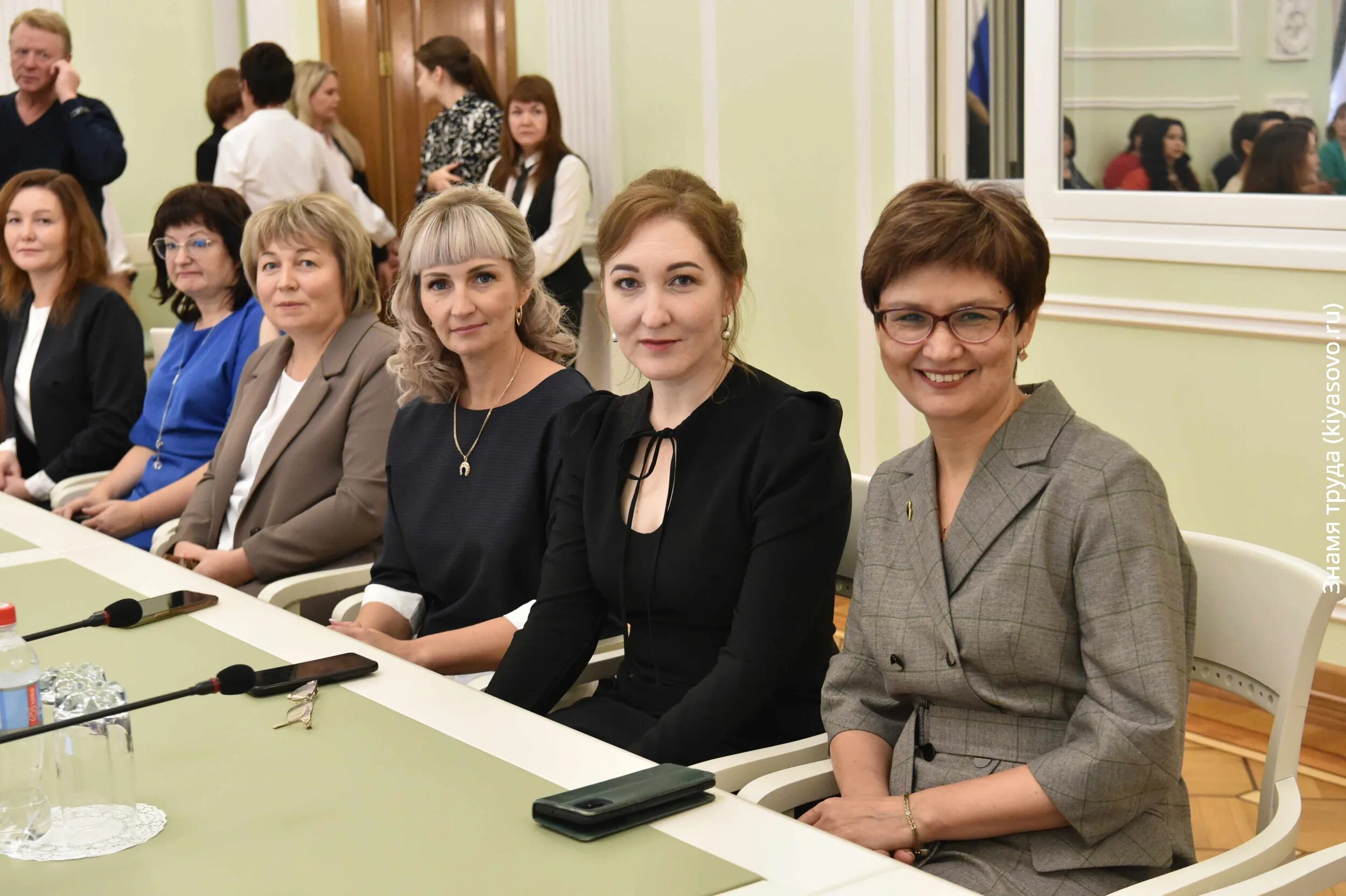 Учителя ижевска. Педагоги ижевска. удмуртский учитель. победитель конкурса воспитатель года и дети.