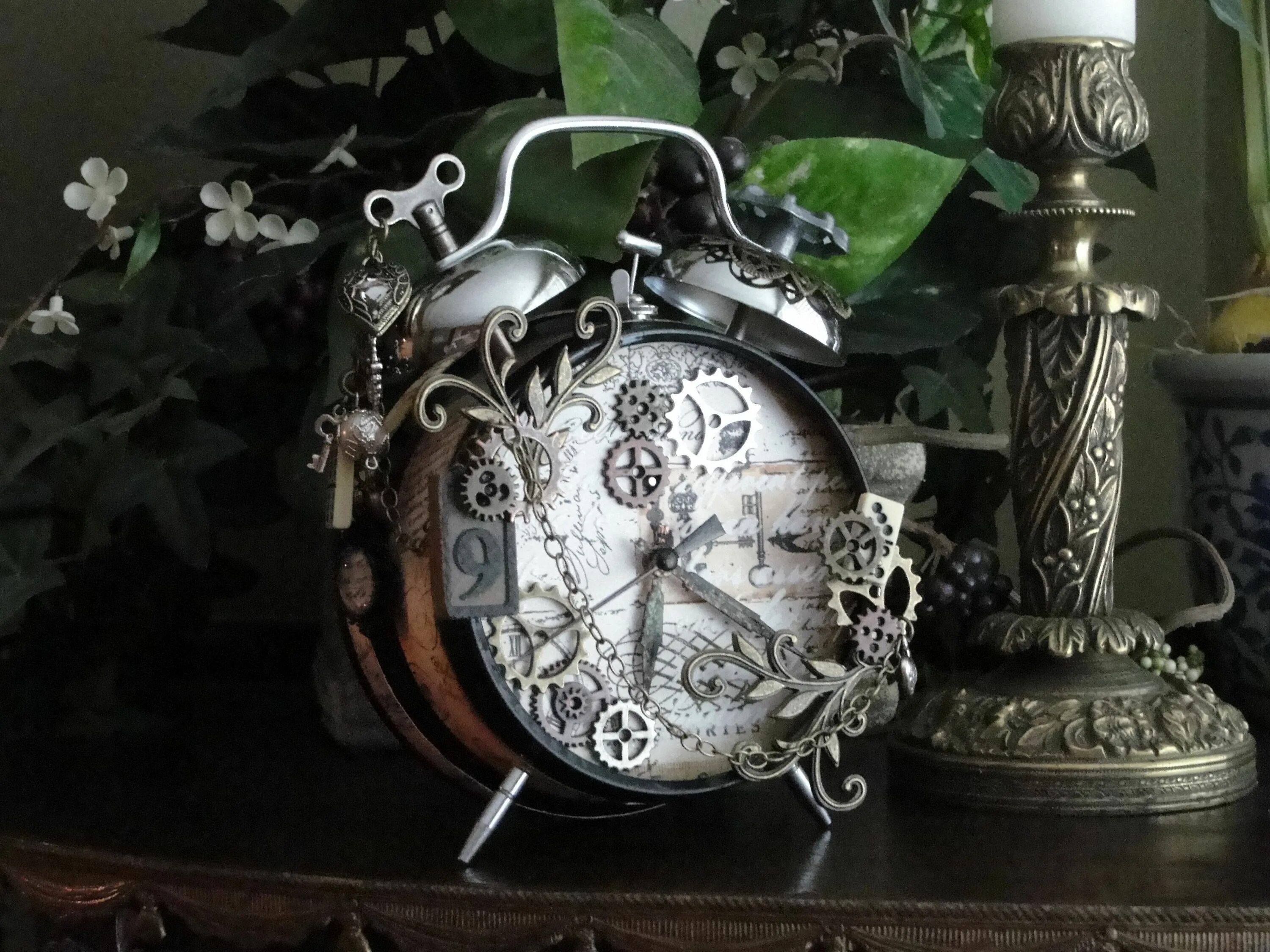 Декорирование старых деревянных часов. Декорирование старых часов. Обои 4к на часы. Стимпанк кинематы. Панно из наручных часов.