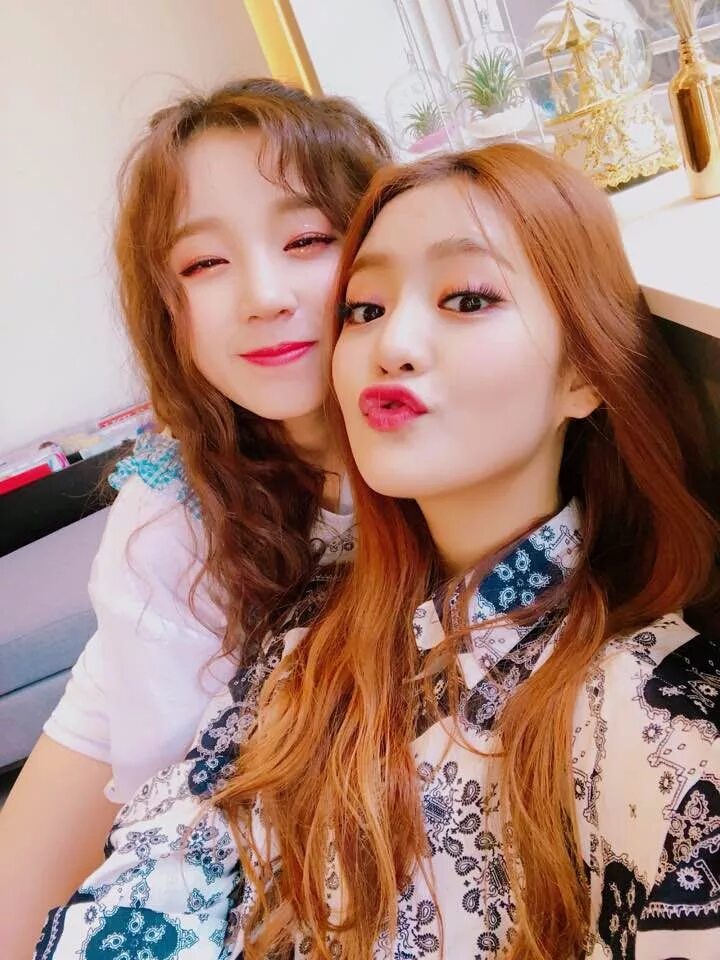 Минни g idle. Юци айдл. Миён джи айдл. Минни и юци. Минни и юци.