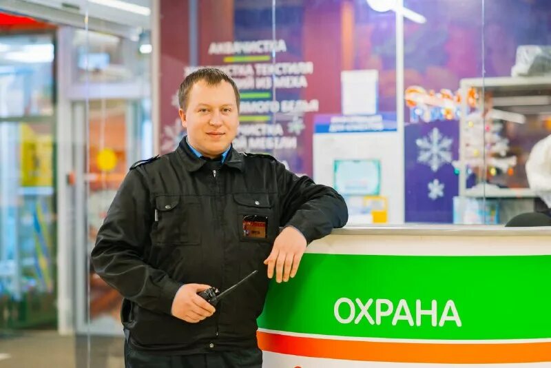 контролер торгового зала. охранник в магазине пятерочка. контролер торгового зала женщина. охранник контролер торгового зала. требуется контролер торгового зала.