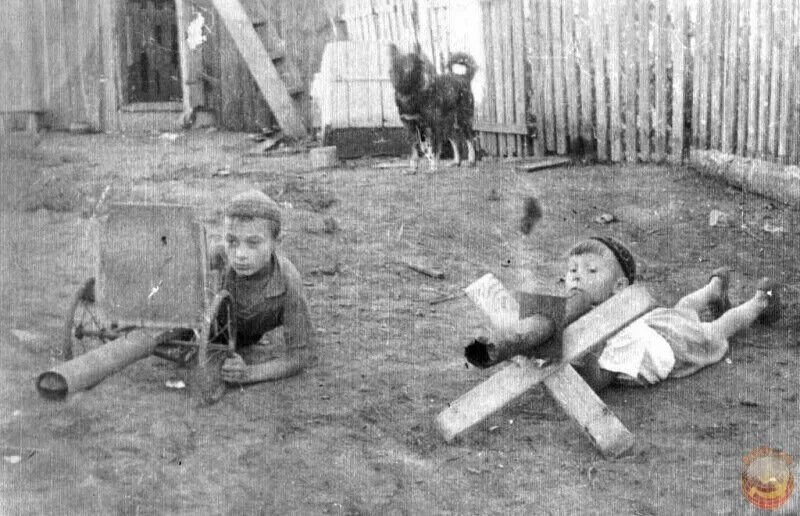 Дети играющие в войну. Игрушки детей в годы войны. послевоенное детство. дети играют в войну. войнушки в детстве.