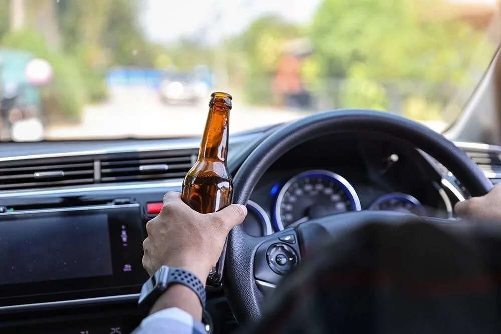 Водитель пьет за рулем. Управление автомобилем в состоянии опьянения.