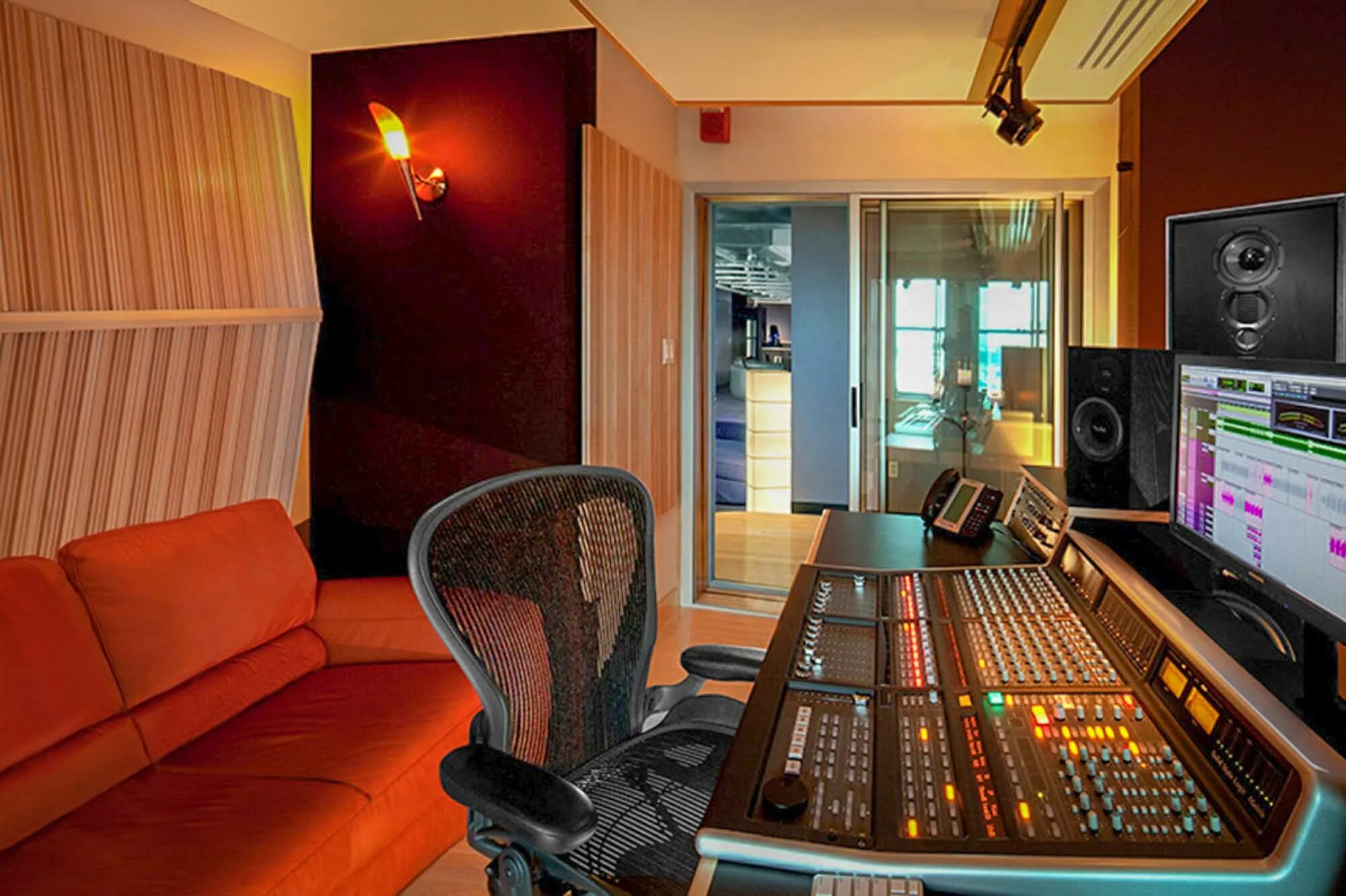 Суточное жилье москва. Сочетание сиреневого и оранжевого в интерьере. Отель b60. B room. Стеллаж дизайнерский.