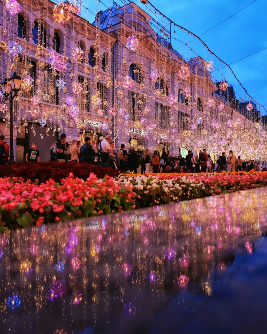 Улицы москвы погулять. Арбат Москва. Аллея на Арбате Москва. Арбат Никольская улица. Красивые места города.