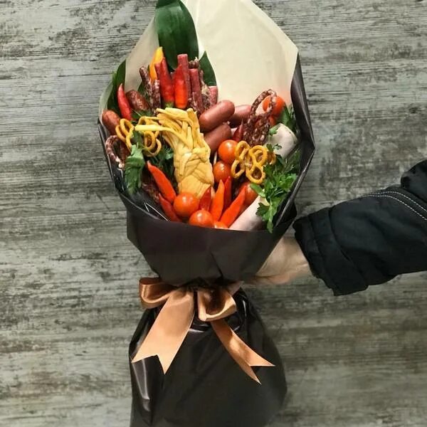 Оригинальные мужские букеты. Букет для мужчины необычный. Мужские букеты видео. Вкусные букеты для мужчин. Букет для мужчины.