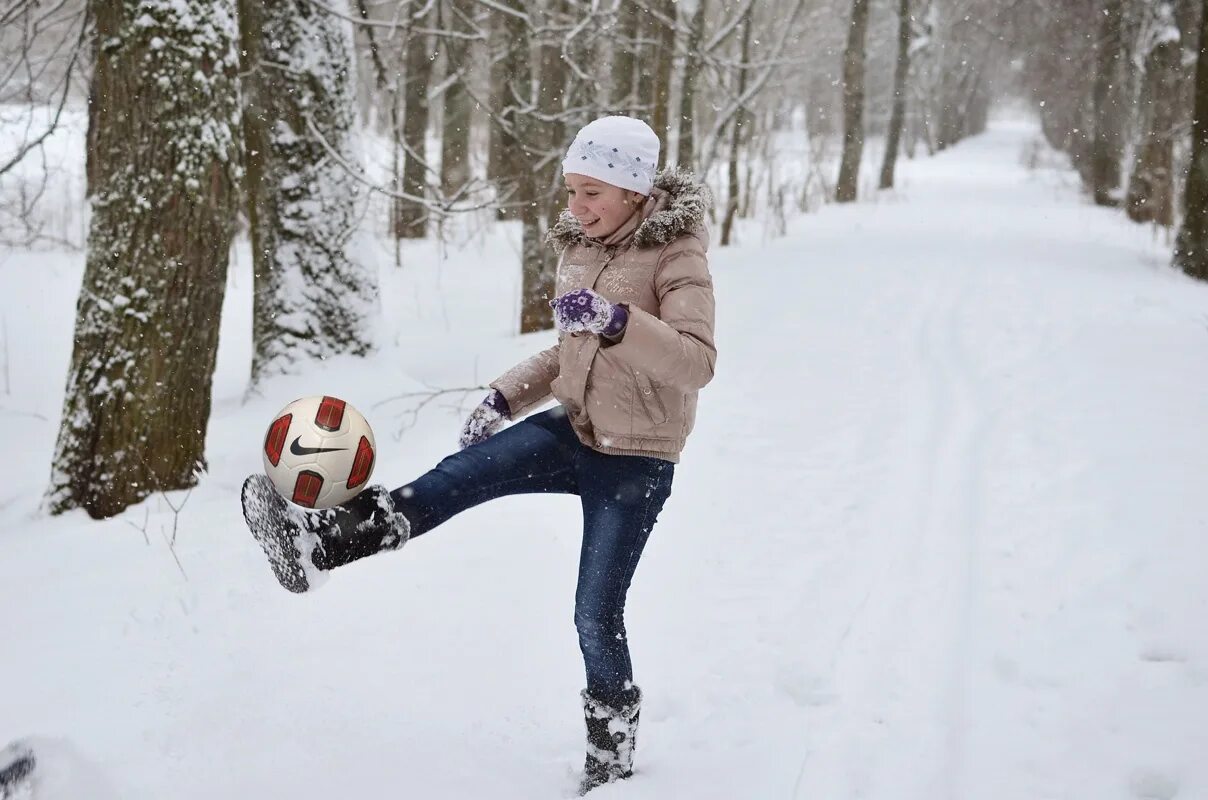 Do sport the winter. Здоровье зимой. Спортсмен зимой. Зимний спорт. Занятия спортом зимой.