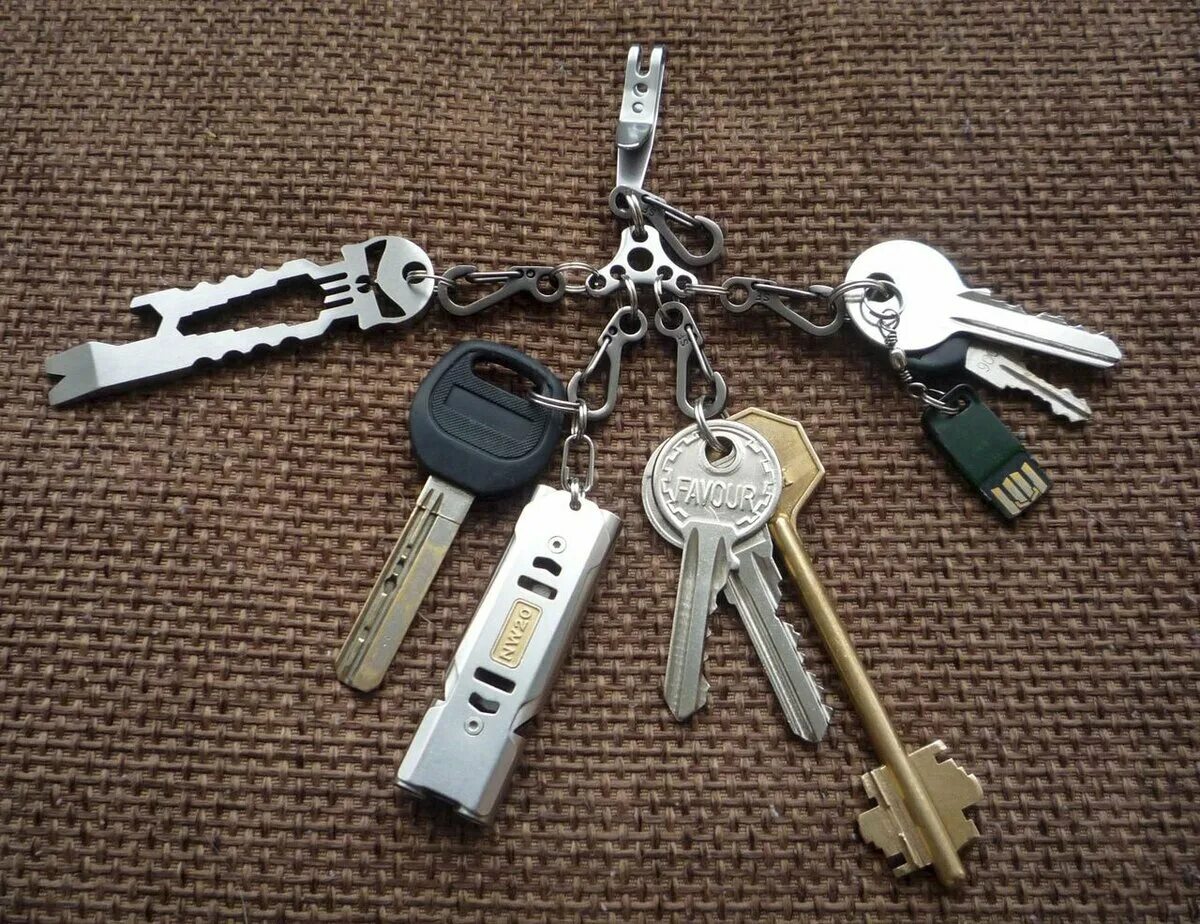 Несколько открытых ключей. Ключи на колечке. Связка ключей от машины. Кольцо для ключей. Ключи от квартиры с брелком.