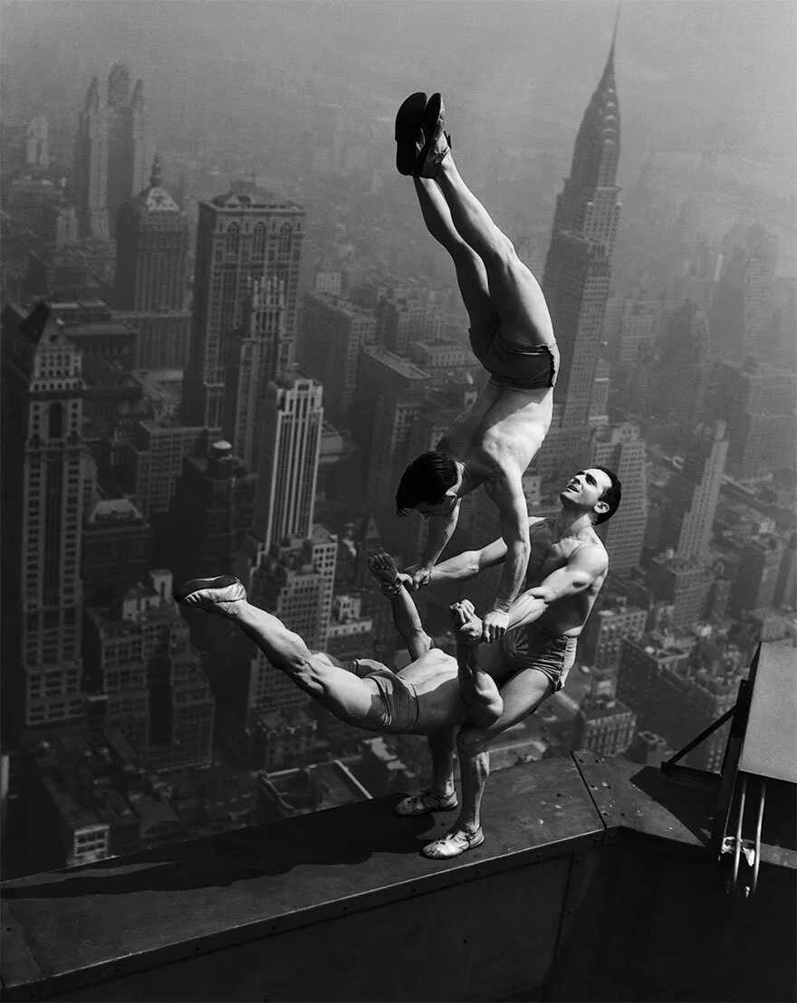 Современная фотография история. Акробаты балансируют на вершине Эмпайр-Стейт-Билдинг, 1934 год. Акробаты на крыше Эмпайр-Стейт-Билдинг. Эмпайр Стейт Билдинг 1934.