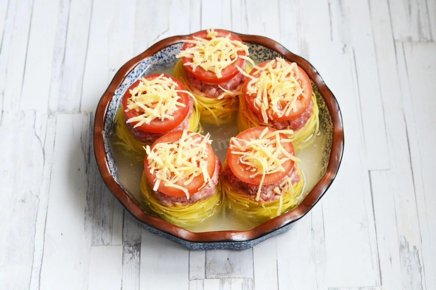 Гнезда из макарон в соусе рецепты. Фаршированные гнезда с курицей.