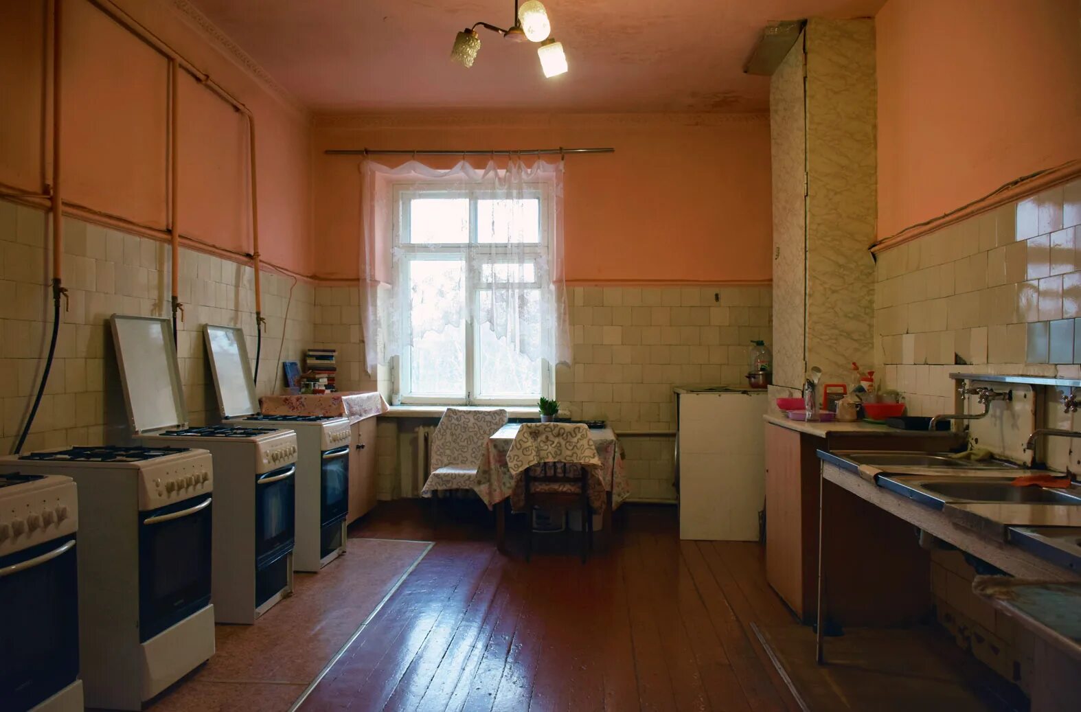 Сосед продает комнату в коммуналке. Комната в коммунальной квартире. Кухня в коммуналке. Коммунальные квартиры в Санкт-Петербурге. Комната в коммуналке с кухней.
