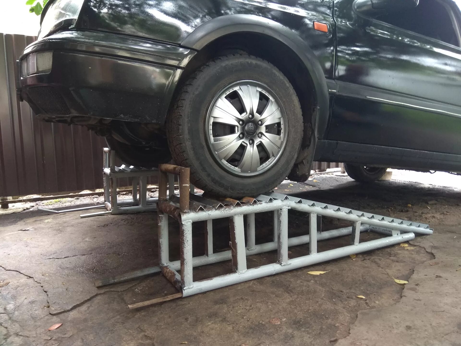 Эстакады под автомобиль. 000. Эстакады под автомобиль. 312. Подъемник эстакада для автомобиля.
